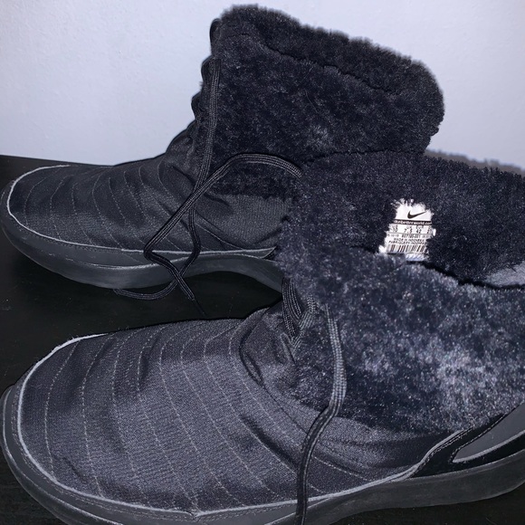 Women’s Nike Snow Boots - Picture 3 of 3